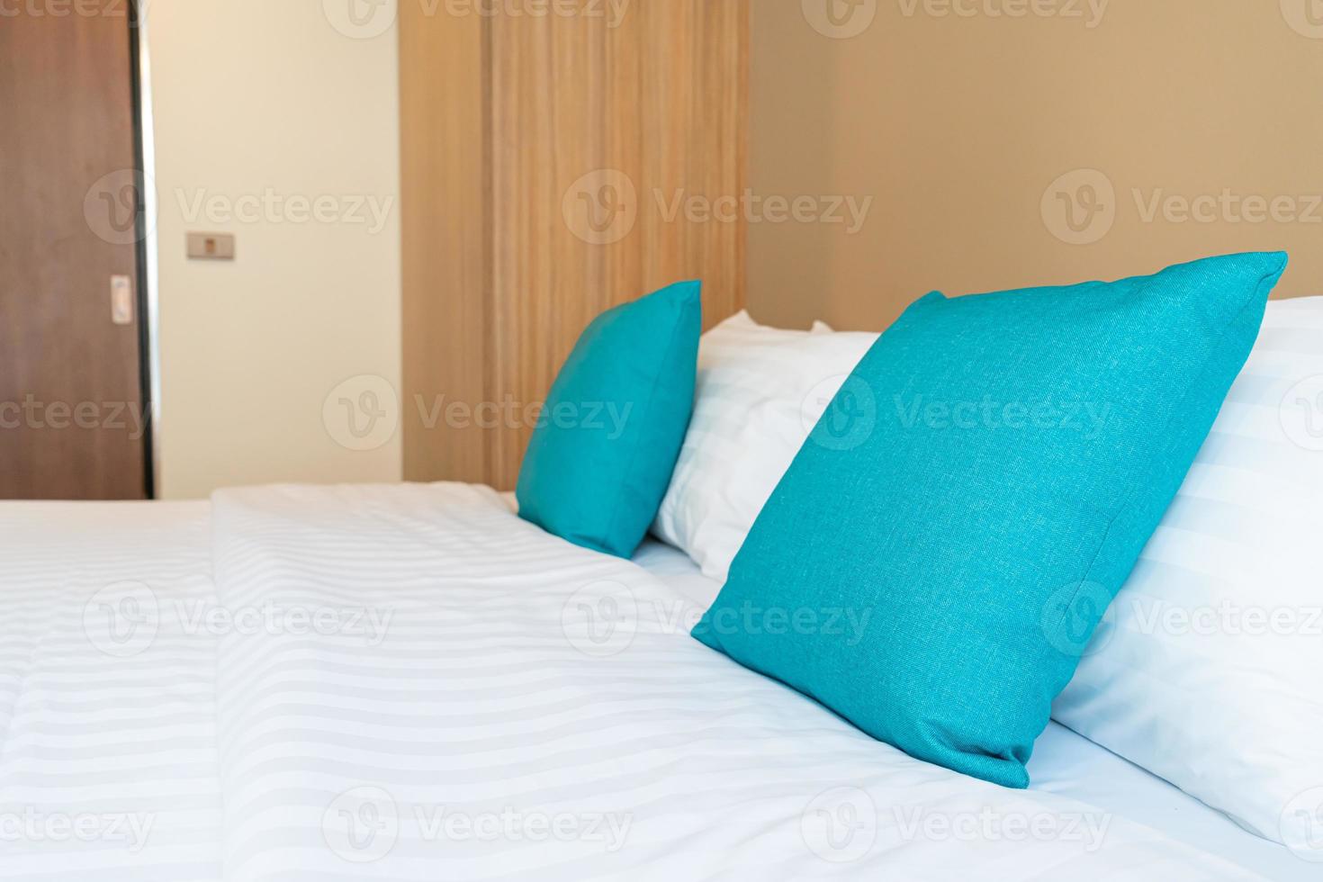comfortabele kussens op bed in slaapkamer foto