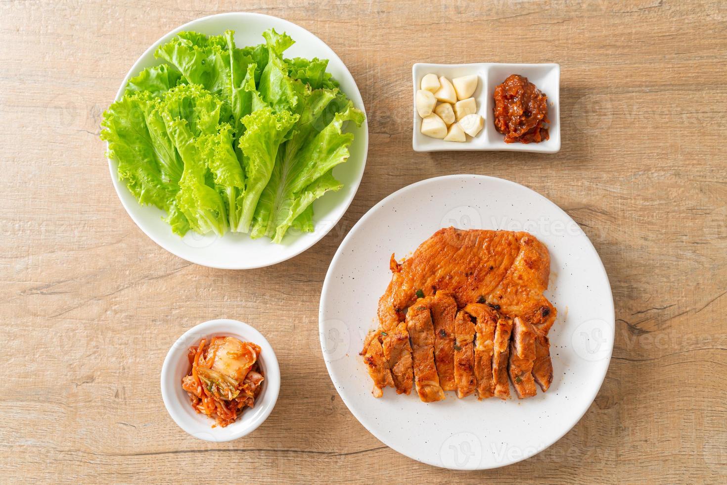 gegrild varkensvlees gemarineerde kochujang saus in koreaanse stijl met groente en kimchi foto