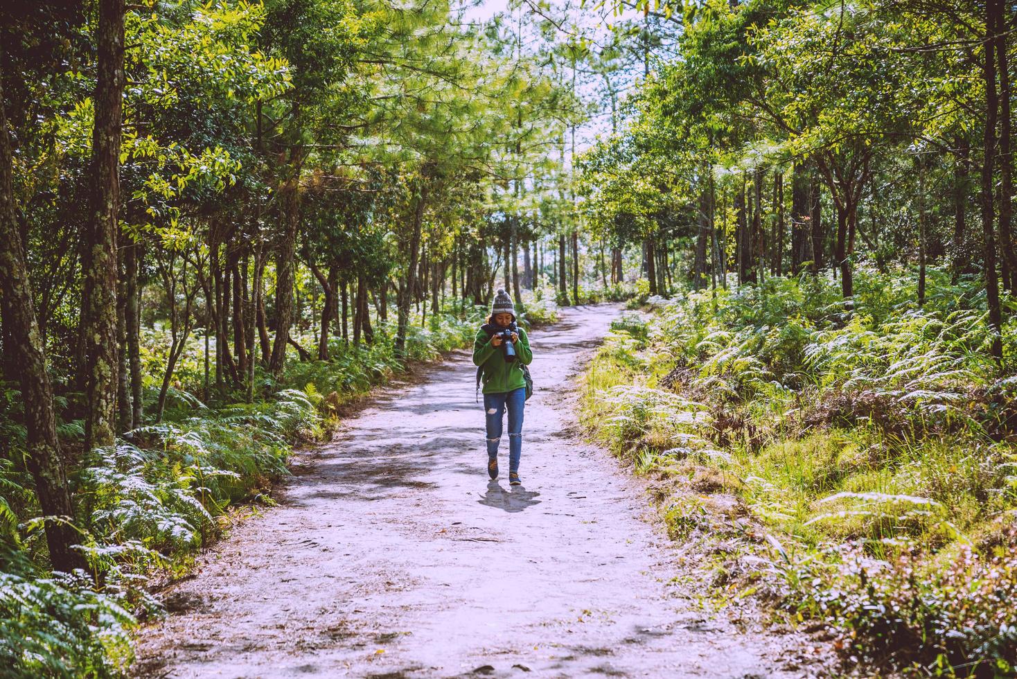 fotograaf aziatische vrouwen reizen foto natuur. reizen ontspannen in de vakantiewandeling in het bos. Thailand