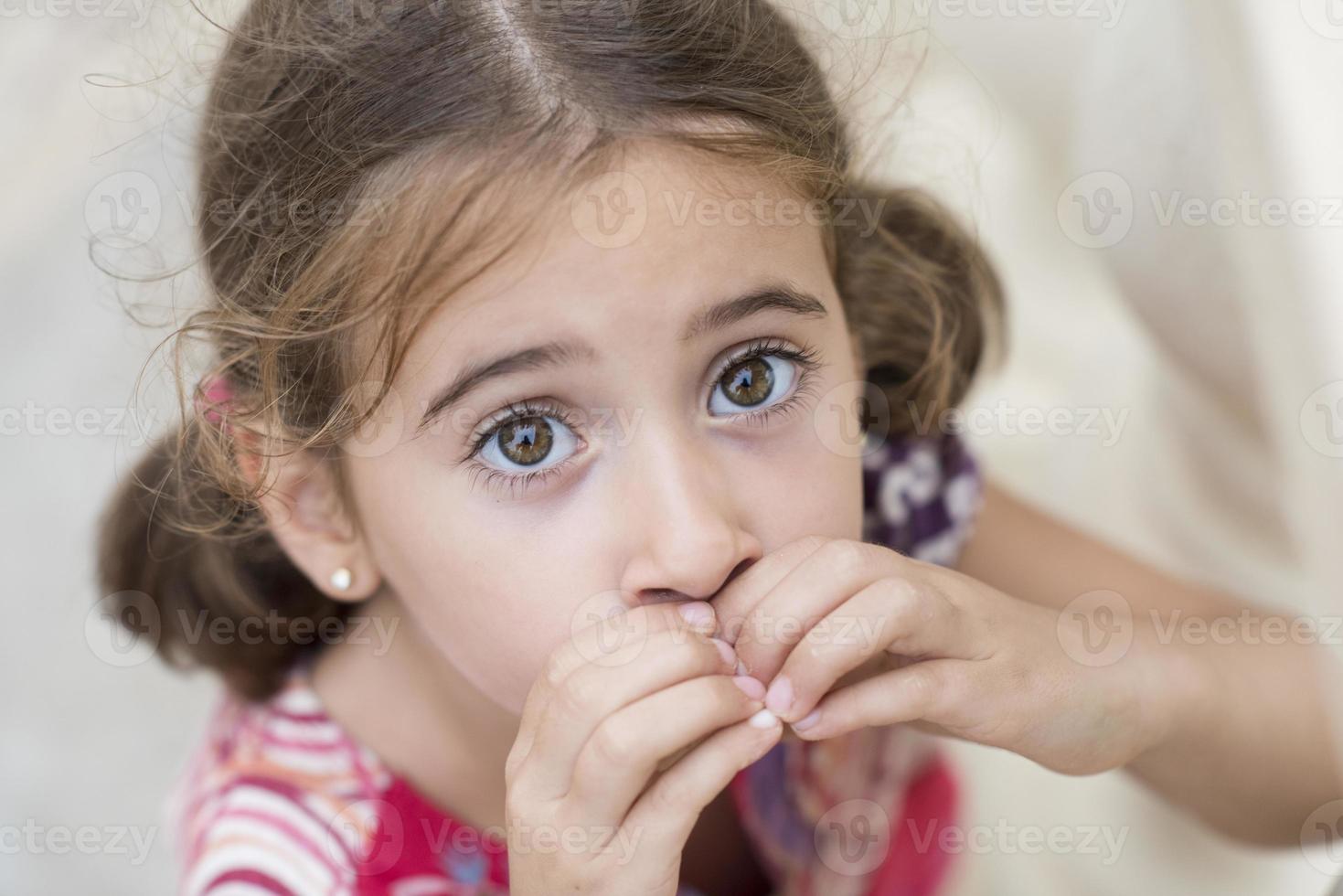 schattig klein meisje gekamd met staartjes foto