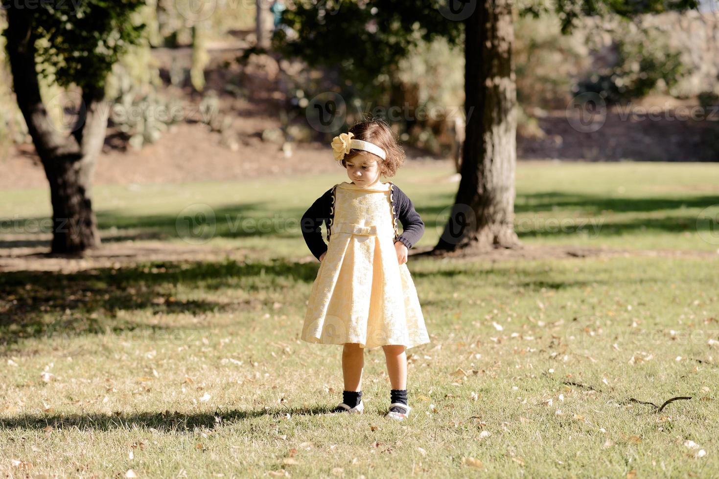 klein meisje rennen en spelen in het park foto