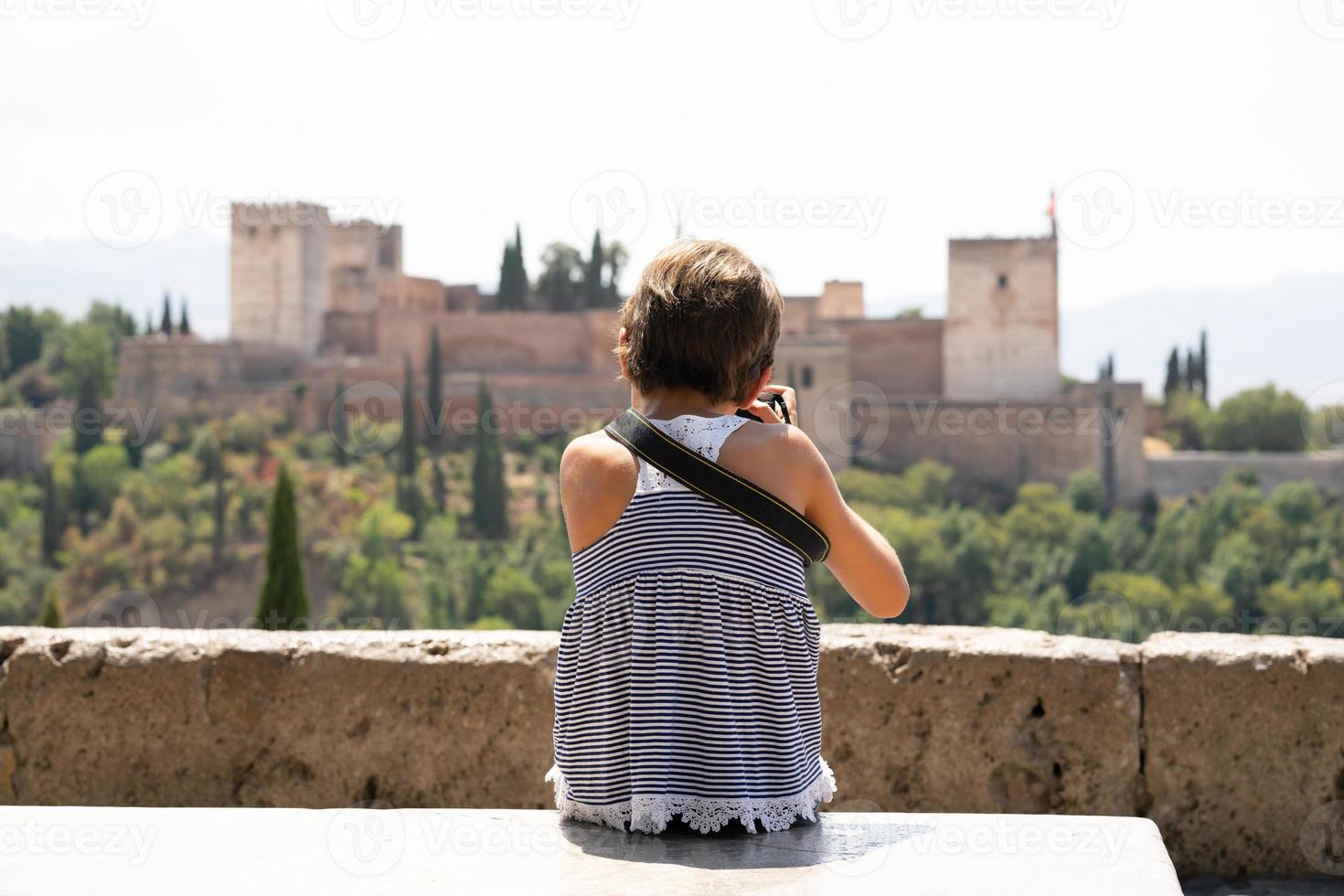 klein meisje foto maken met dslr camera naar het alhambra.