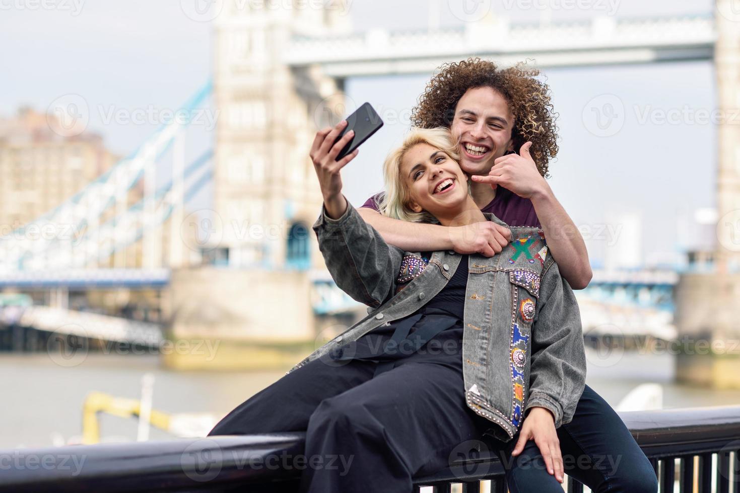 jong stel dat selfie-foto maakt bij de torenbrug foto