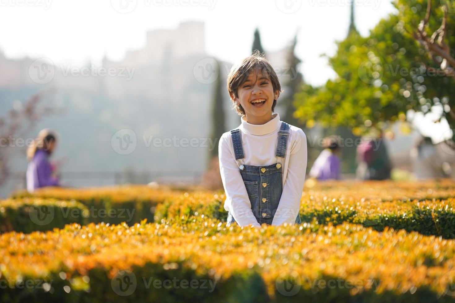 achtjarig meisje dat plezier heeft in een stadspark foto