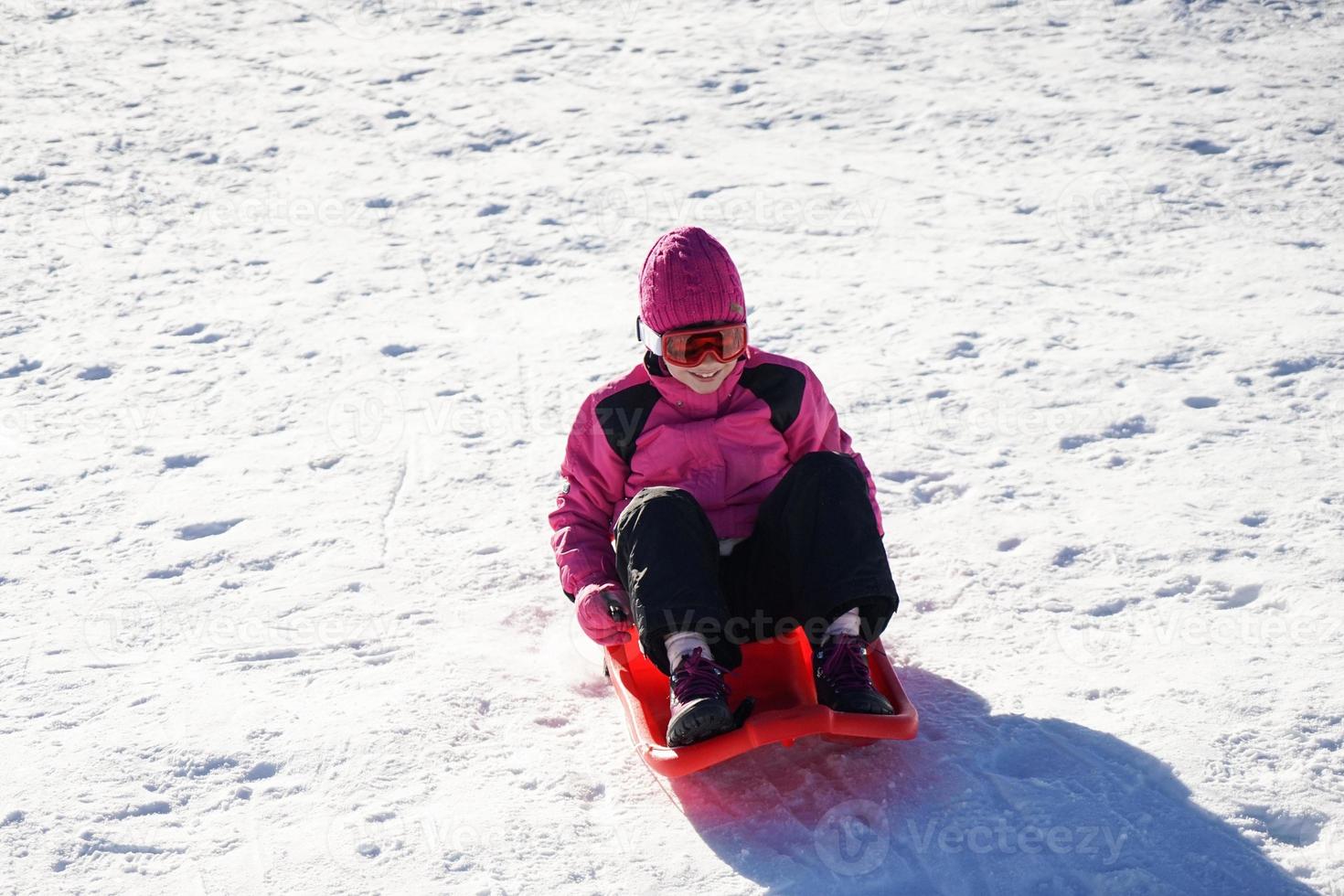 klein meisje rodelen in het skigebied Sierra Nevada. foto