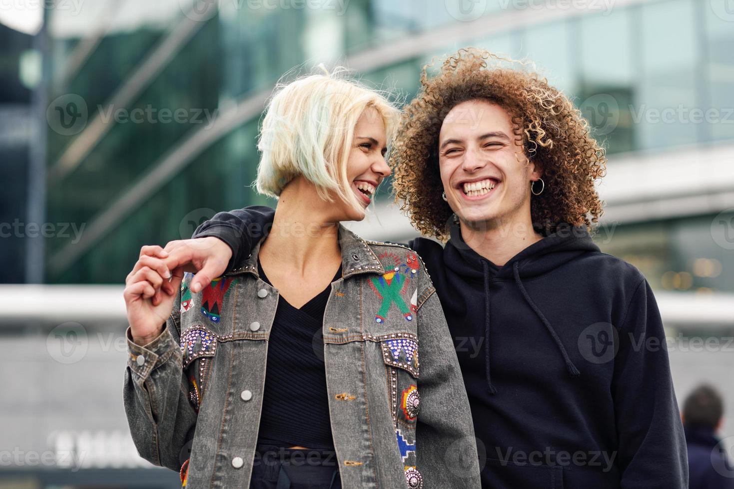 gelukkig jong stel lachen op stedelijke achtergrond foto