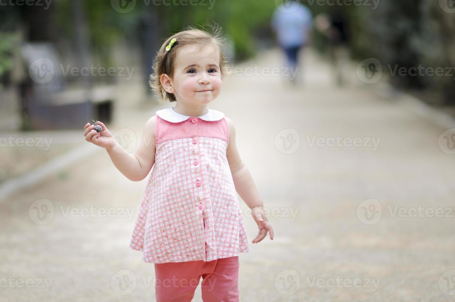 klein meisje speelt in een stadspark foto