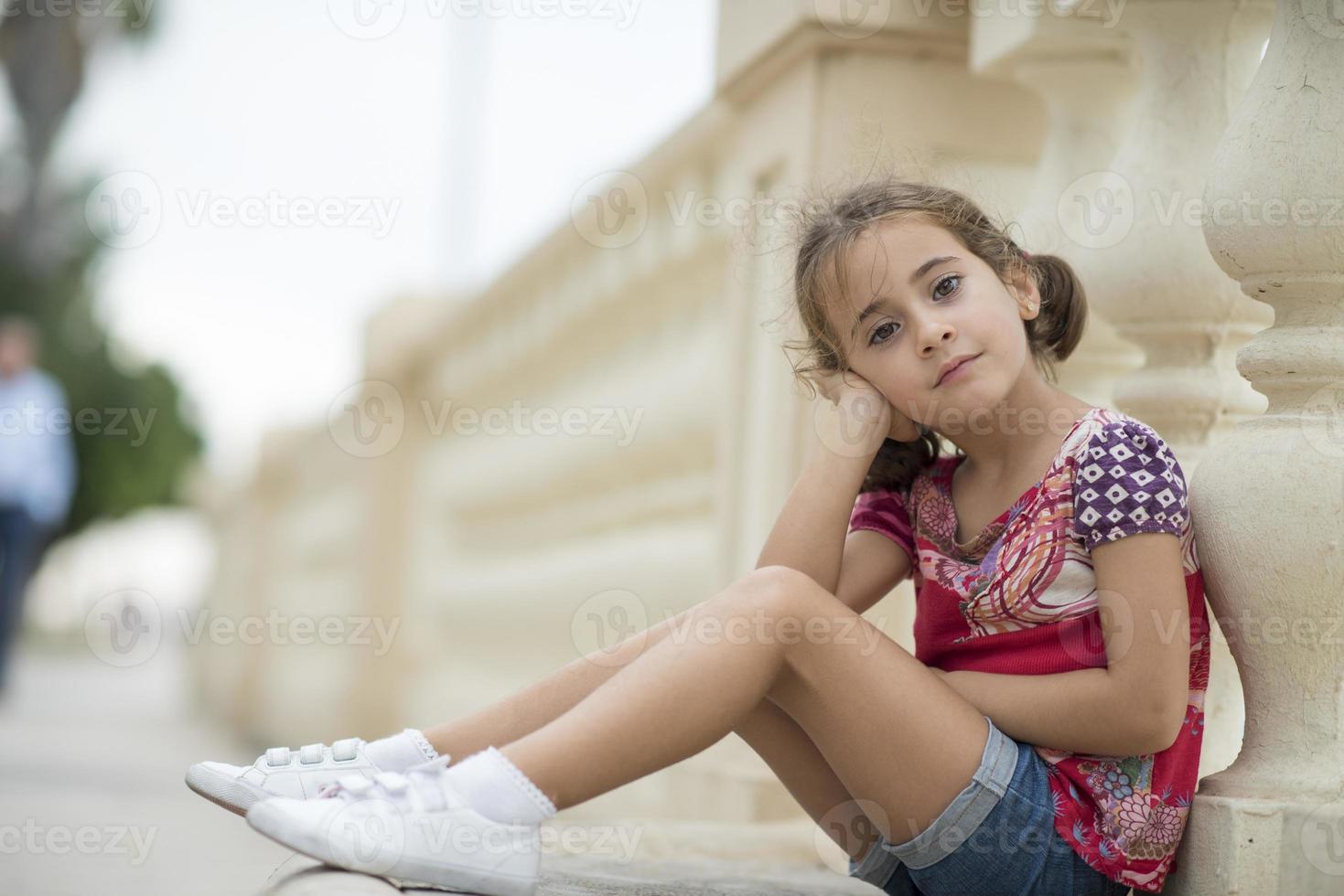 schattig klein meisje gekamd met staartjes foto