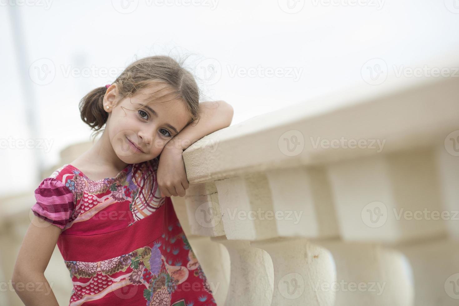 schattig klein meisje gekamd met staartjes foto