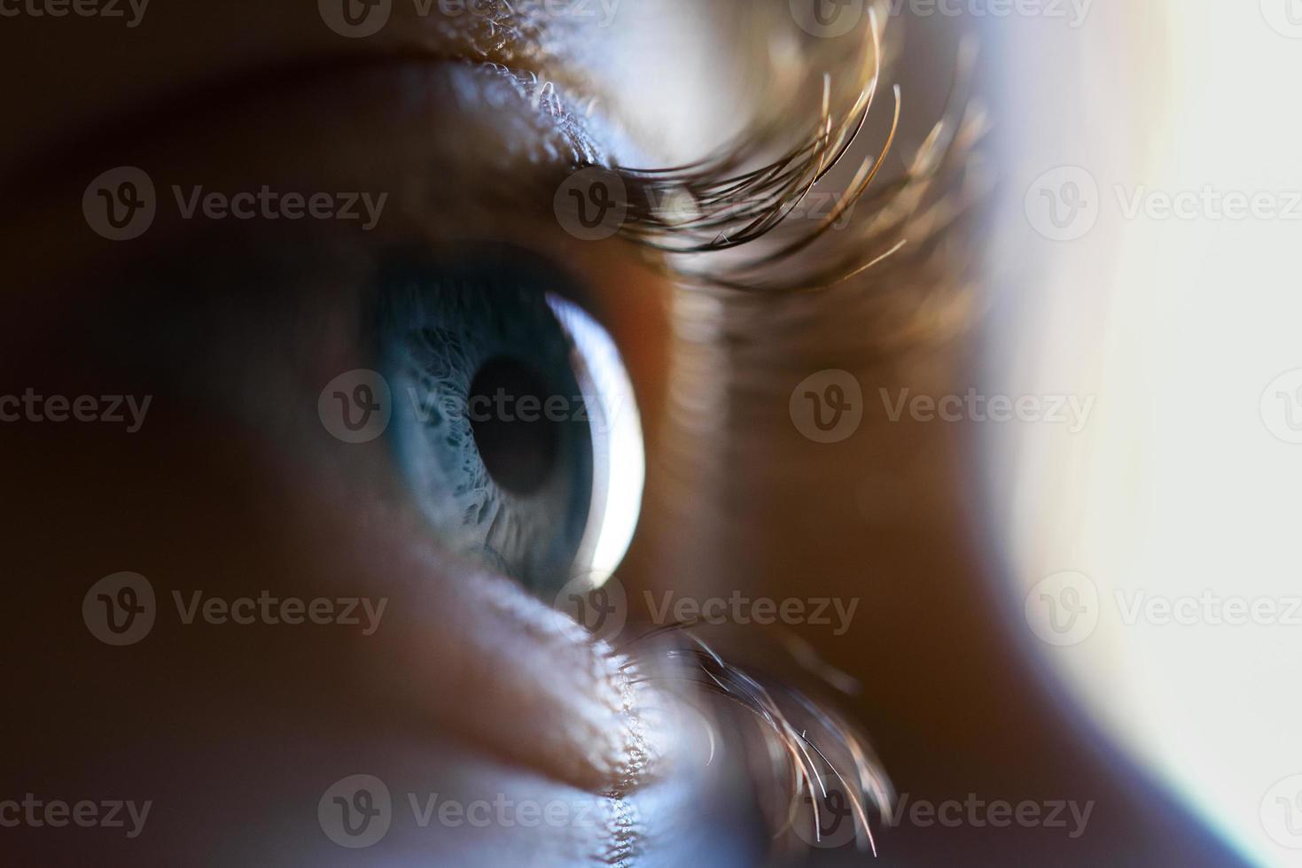 close-up van mooi klein meisje blauw oog foto