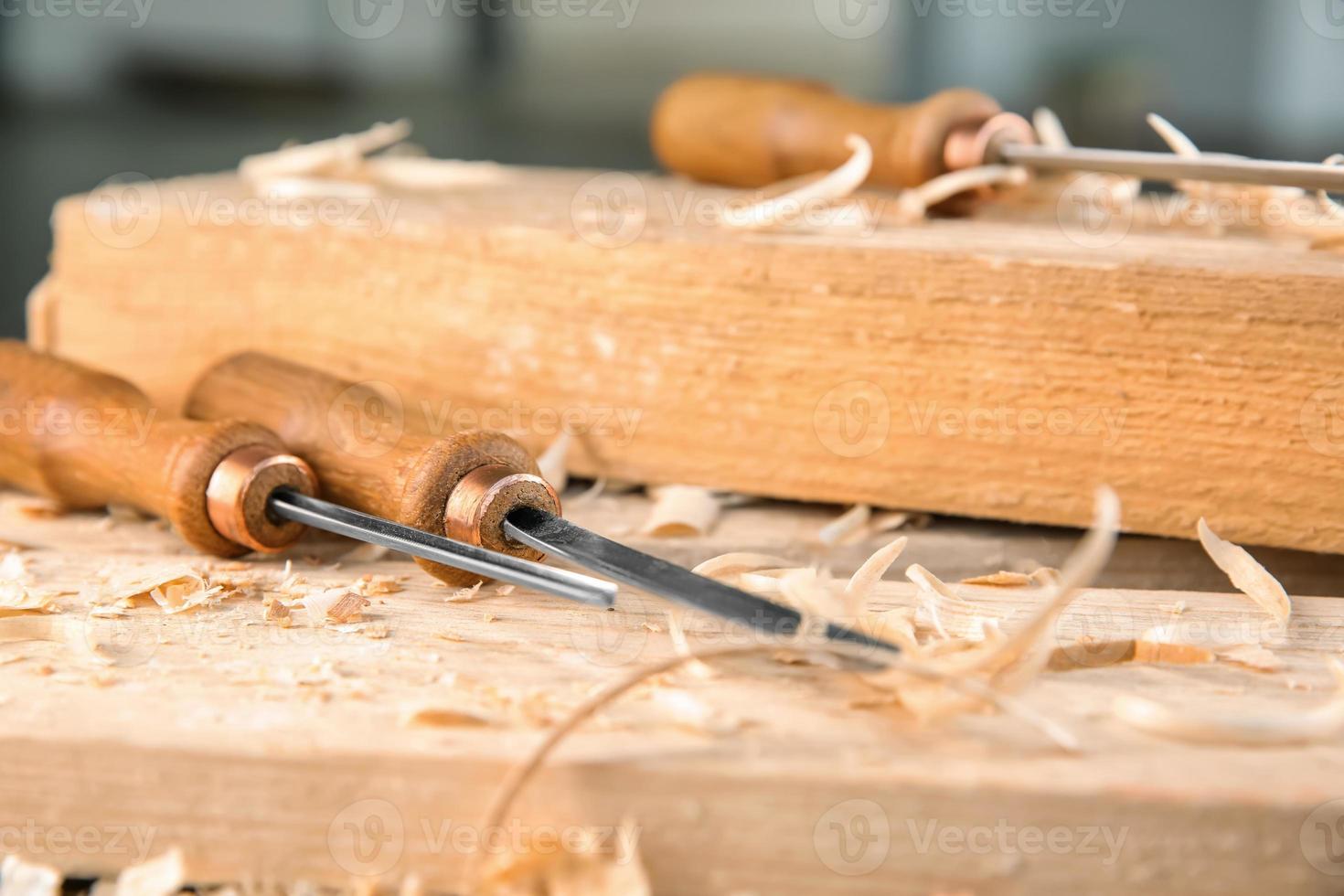 beitels, houten planken en zaagsel in timmermanswerkplaats foto