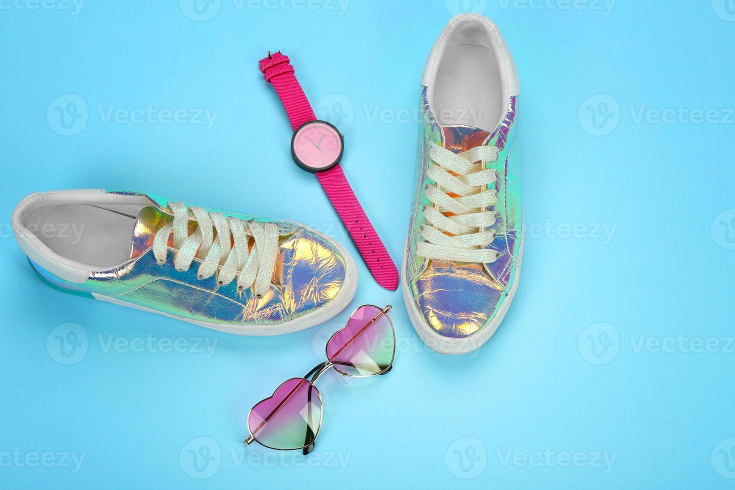 casual vrouwelijke schoenen en accessoires op gekleurde achtergrond foto