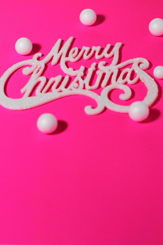 vrolijke kerstbelettering, kaart magenta kleur, ruimte voor tekst foto