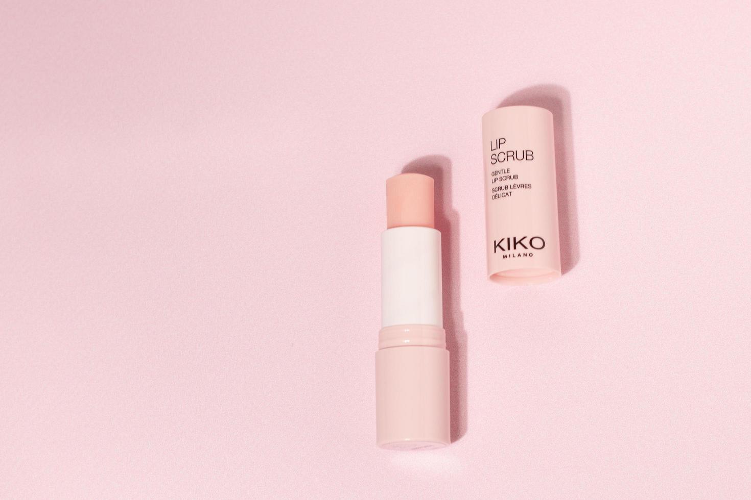 kiko milano lippenstift zout scrub op roze achtergrond, vitoria, spanje, 16 oktober 2021 foto