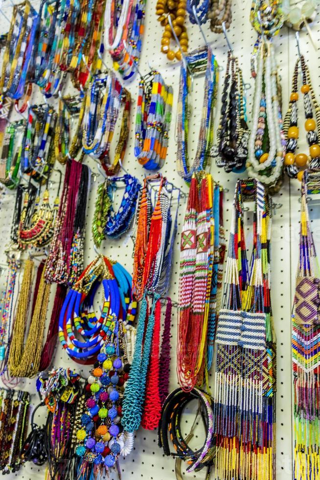 kleurrijke afrikaanse armbanden, kettingen en sieraden, kaapstad. foto