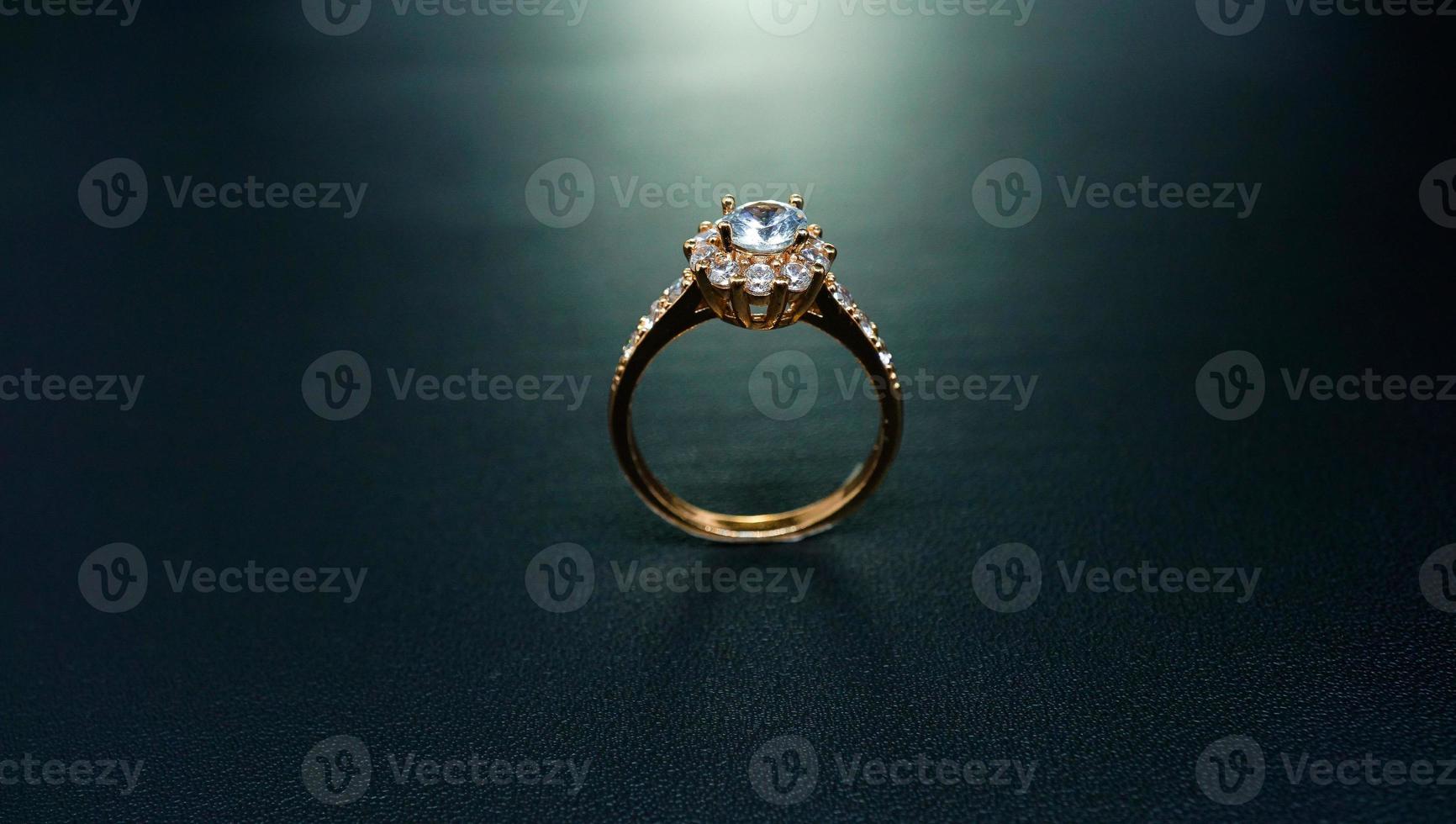 foto van een kleine gebloemde diamanten ring met een zwarte achtergrond