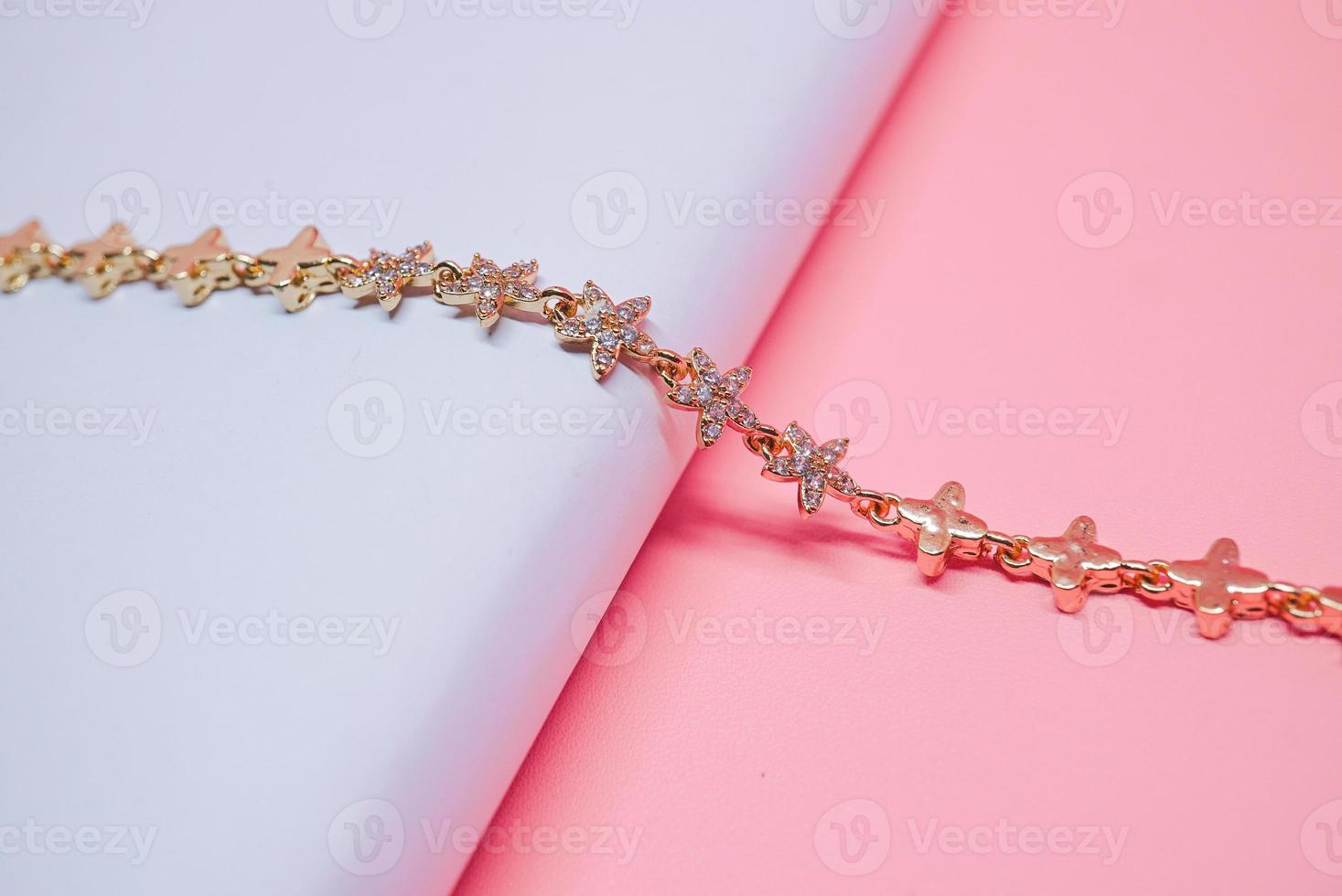 foto van lange damesarmband met stermotief en glitterdecoratie