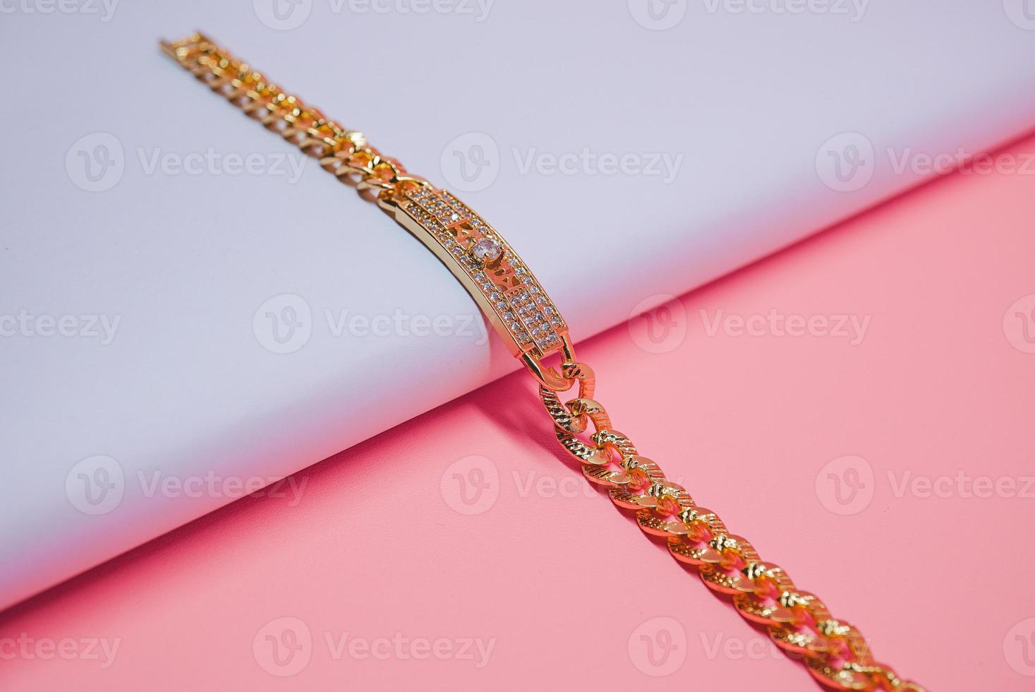 foto van vierkante damesarmband versierd met diamanten edelstenen