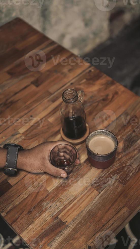 mannelijke hand met een kopje koffie v60 foto