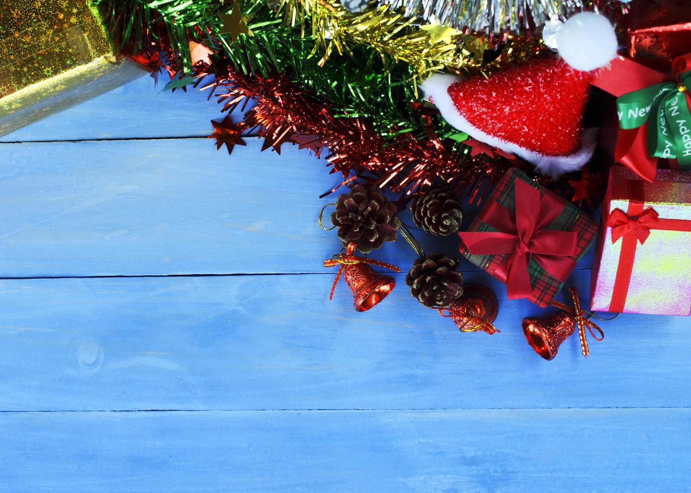 rode geschenkdoos en kerstmuts voor kerstversieringen en gelukkig nieuwjaarsachtergronden hierboven. plaats voor uw tekst foto