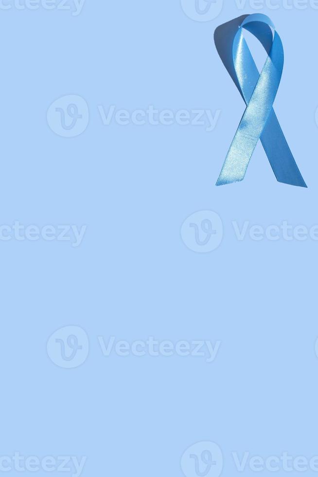 concept voor wereld diabetes dag 14 november. symbolische kleurenboog om het bewustzijn op de dag van diabetes op een blauwe achtergrond te vergroten. foto