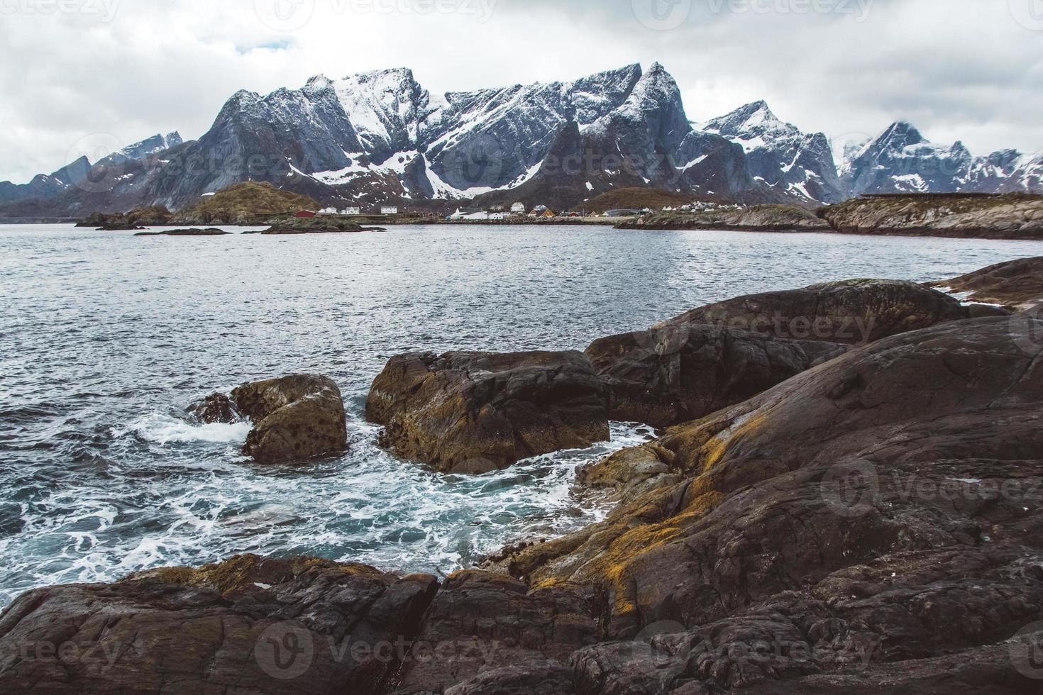 noorwegen berg op de eilanden lofoten. natuurlijk scandinavisch landschap. plaats voor tekst of reclame foto