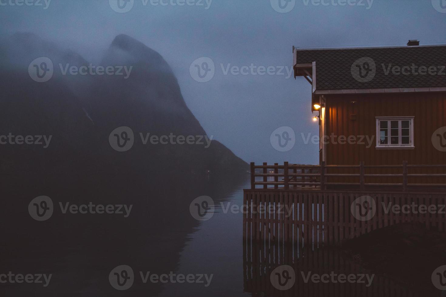 noorwegen rorbu huizen en bergen rotsen over fjord landschap scandinavische reizen bekijken lofoten eilanden. nacht landschap. foto