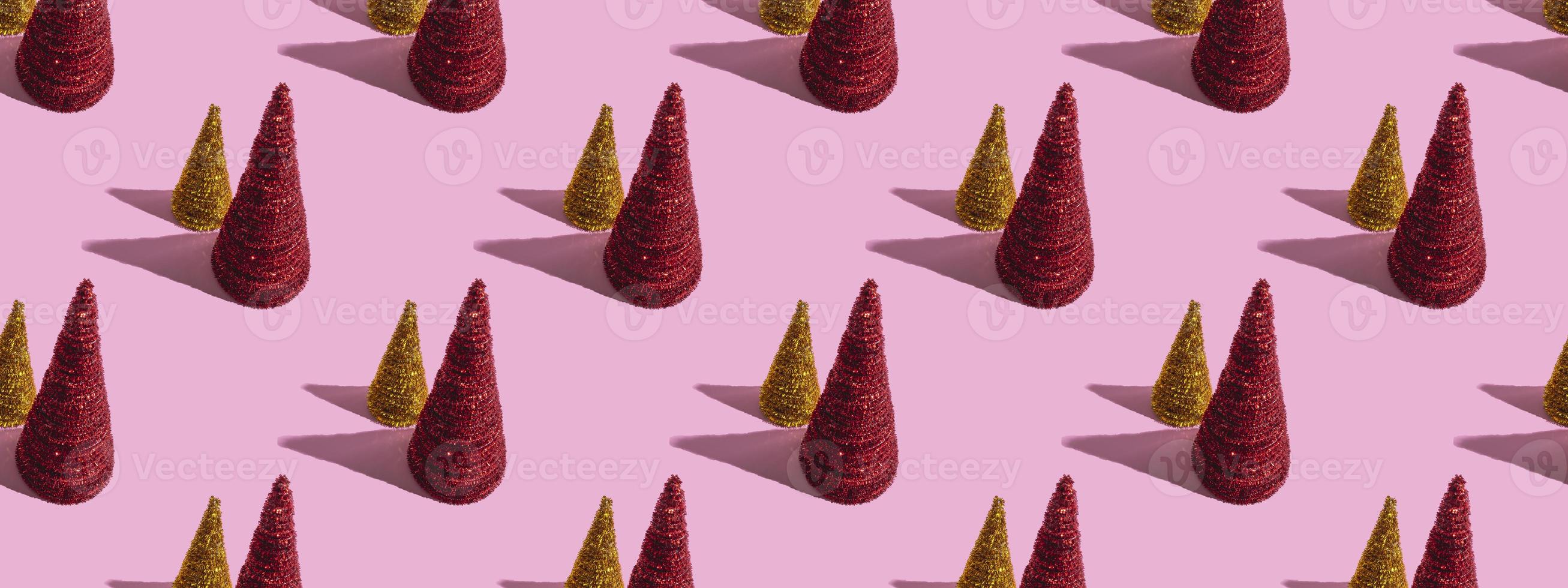 gekleurde kerstbomen op een roze achtergrond. kerstconcept, naadloos patroon foto