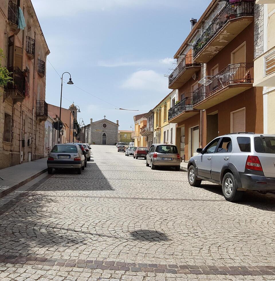 telti, Italië, juli 2, 2021, de straten en gebouwen van een klein stad- in Sardinië. foto