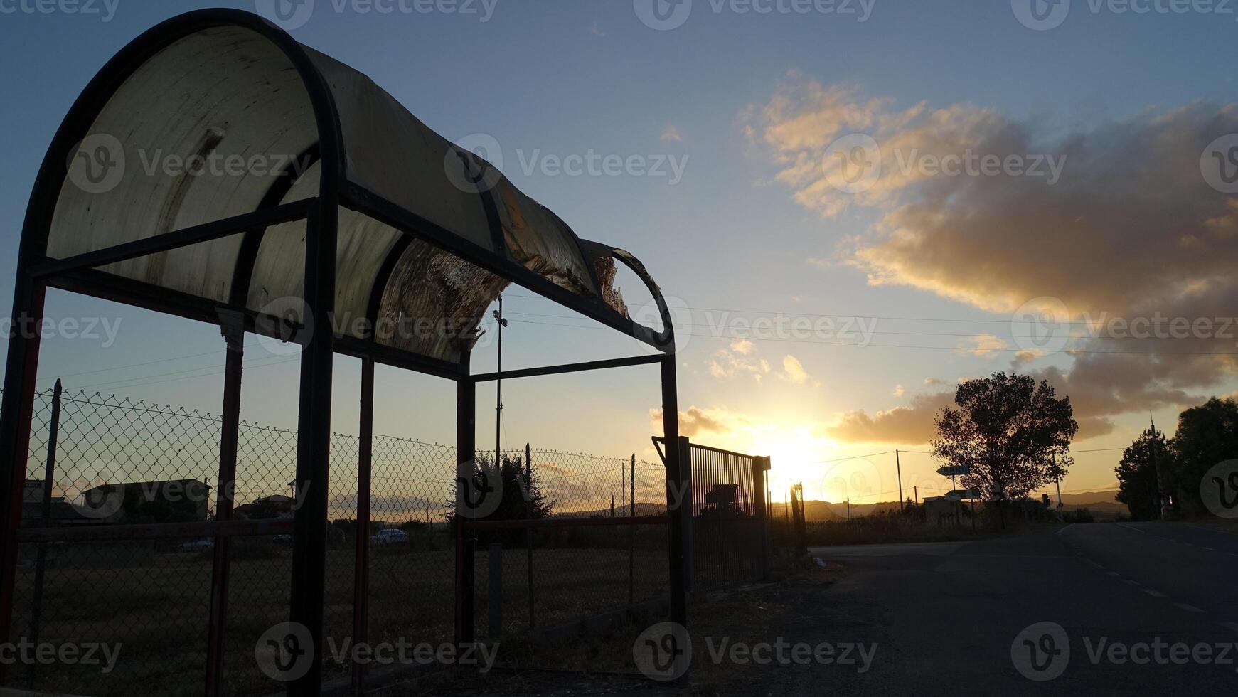 een half vernietigd bus hou op in een buitenwijk Oppervlakte Bij zonsondergang foto