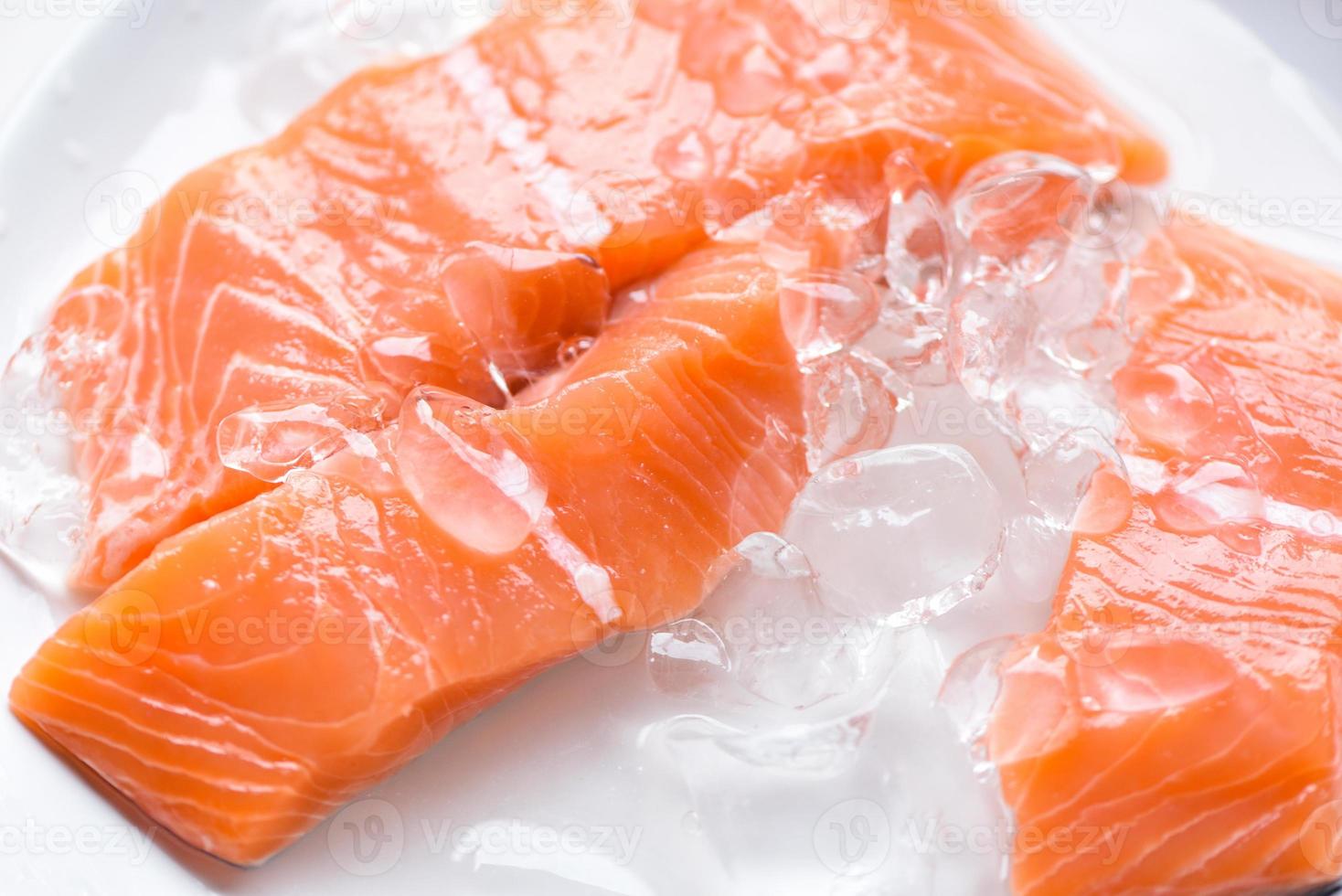 verse zalm vis op ijs, close-up rauwe zalmfilet zeevruchten voor sashimi foto