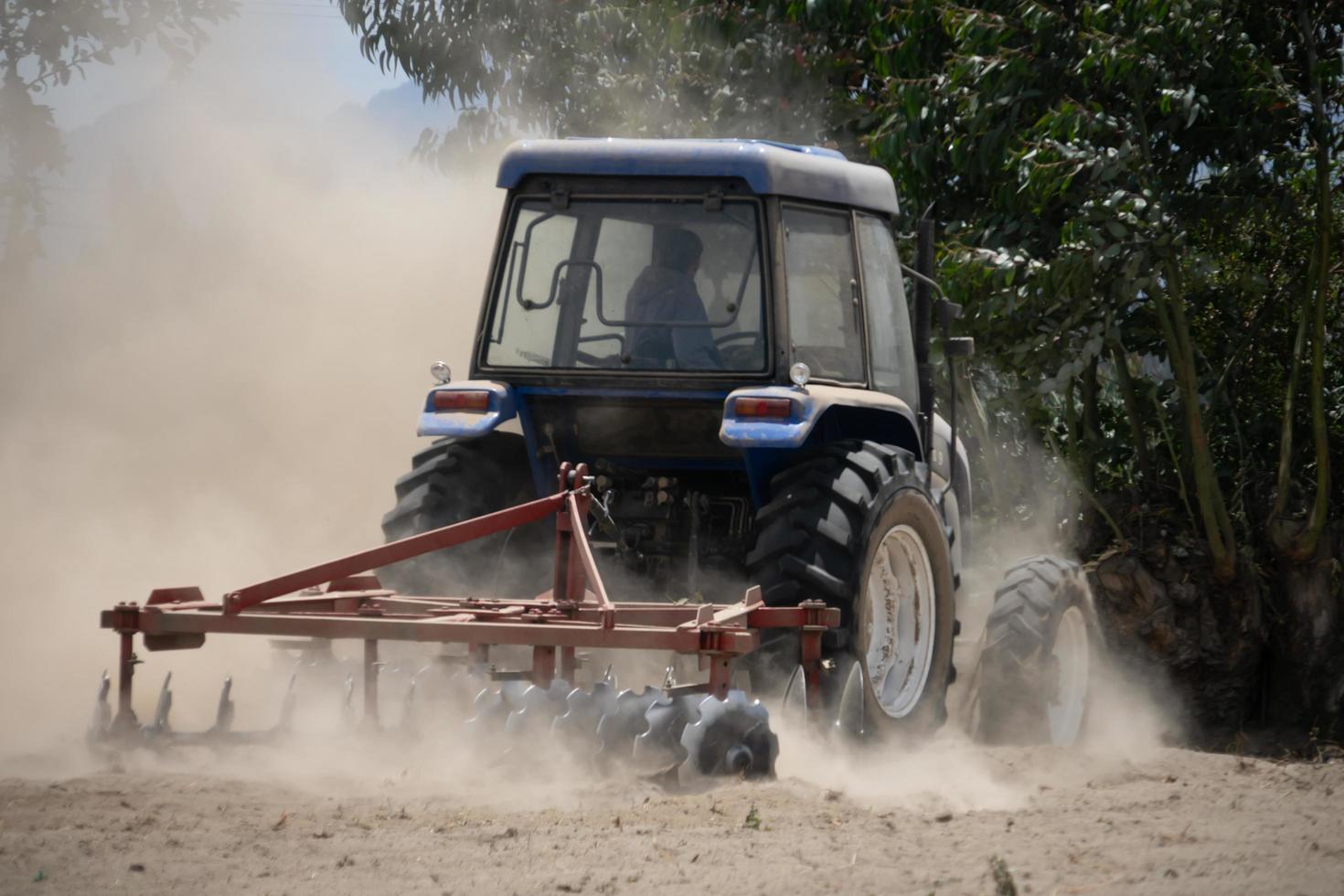 tractor in een veld foto