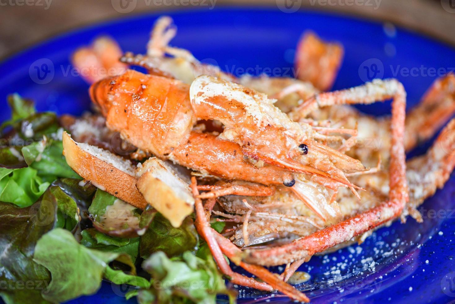 close-up schaaldieren zeevruchten bord garnalen garnalen diner eten gekookt - gegrilde garnalen met groenten en kaas foto