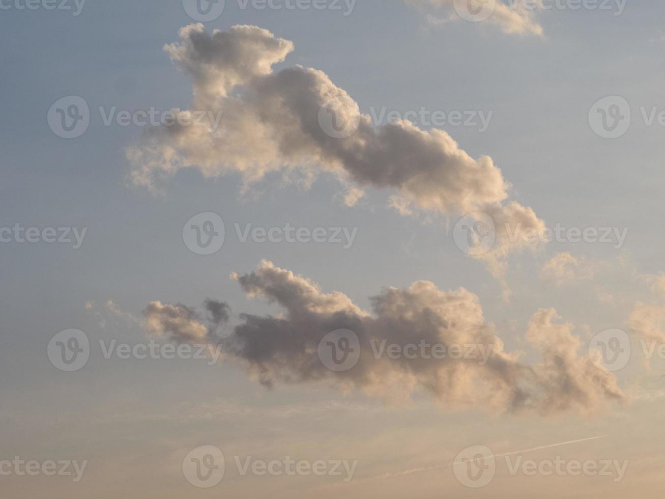 blauwe hemel met wolken achtergrond foto