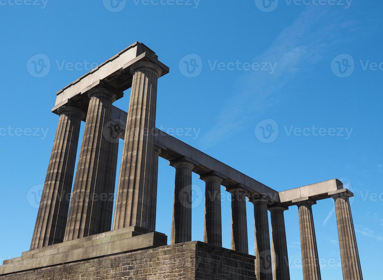 nationaal monument op calton hill in edinburgh foto