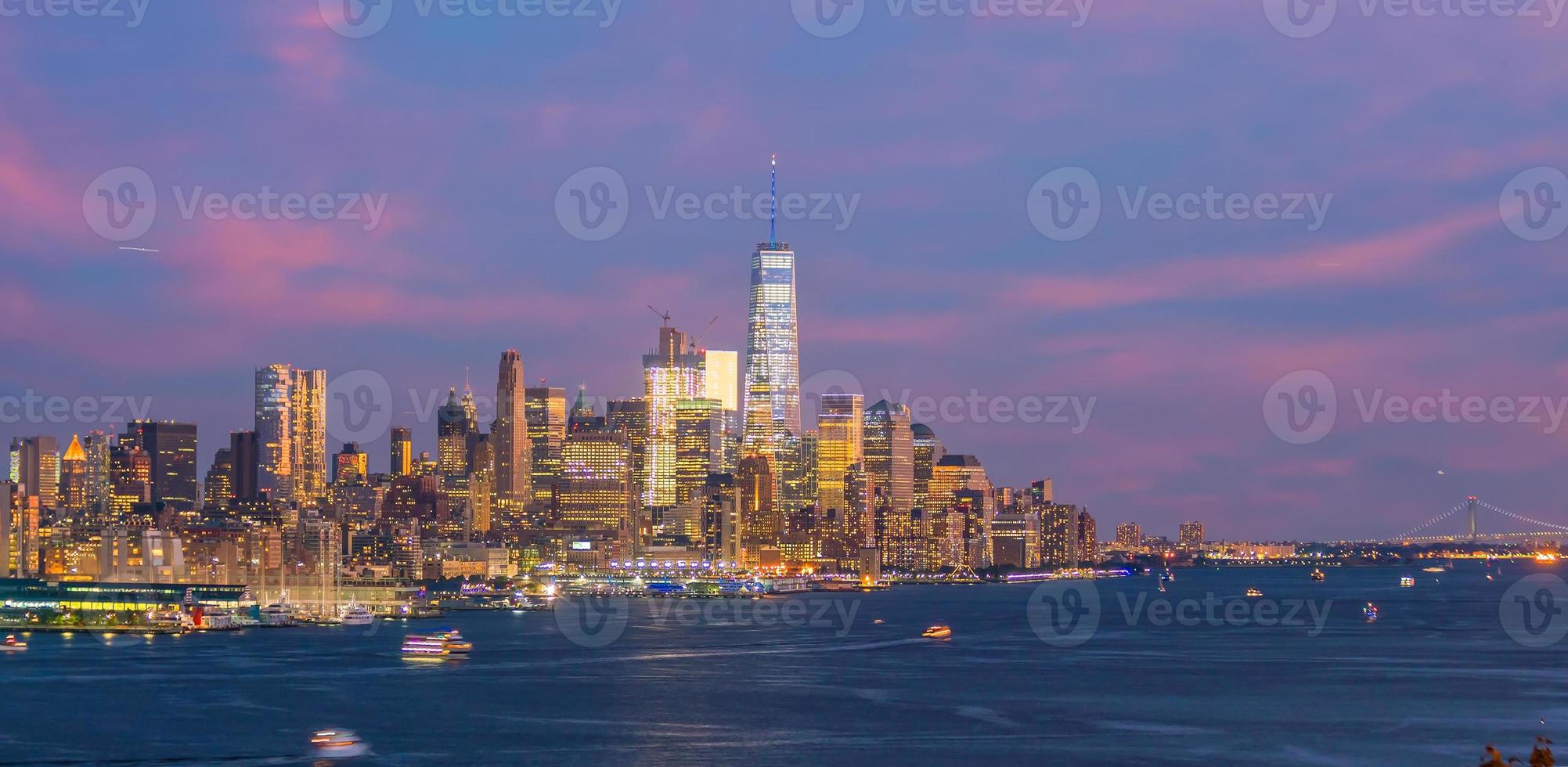 stadsgezicht van de skyline van manhattan bij zonsondergang, new york city foto