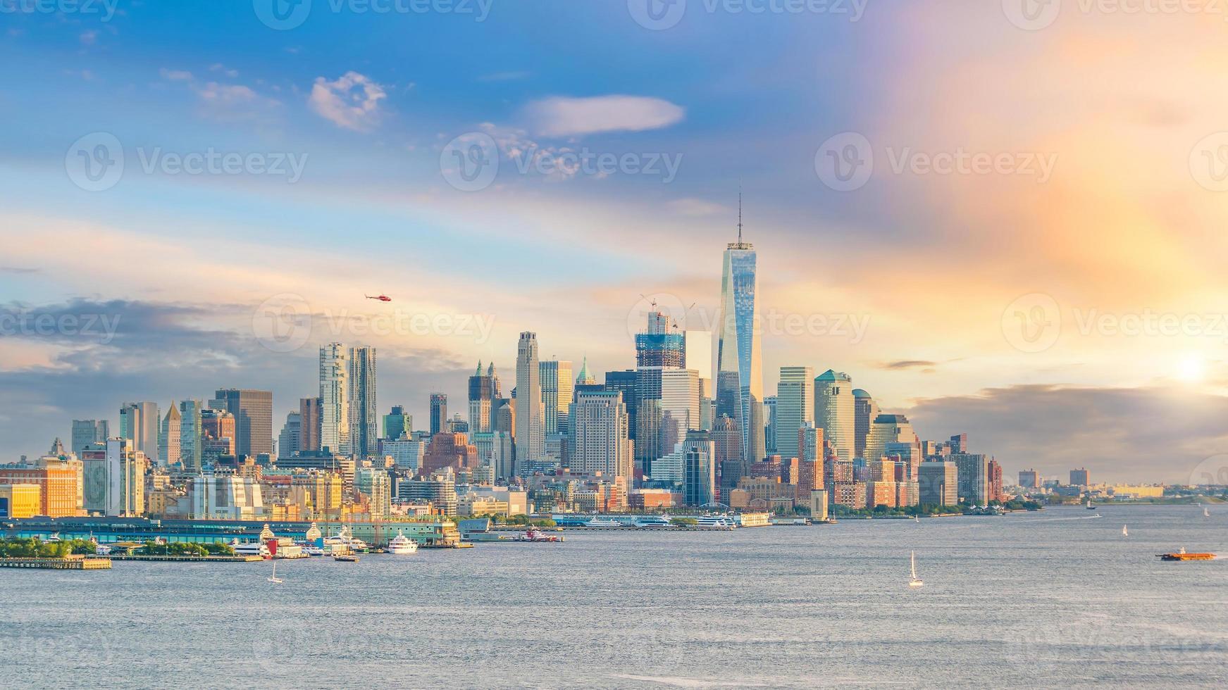 stadsgezicht van de skyline van manhattan bij zonsondergang, new york city foto