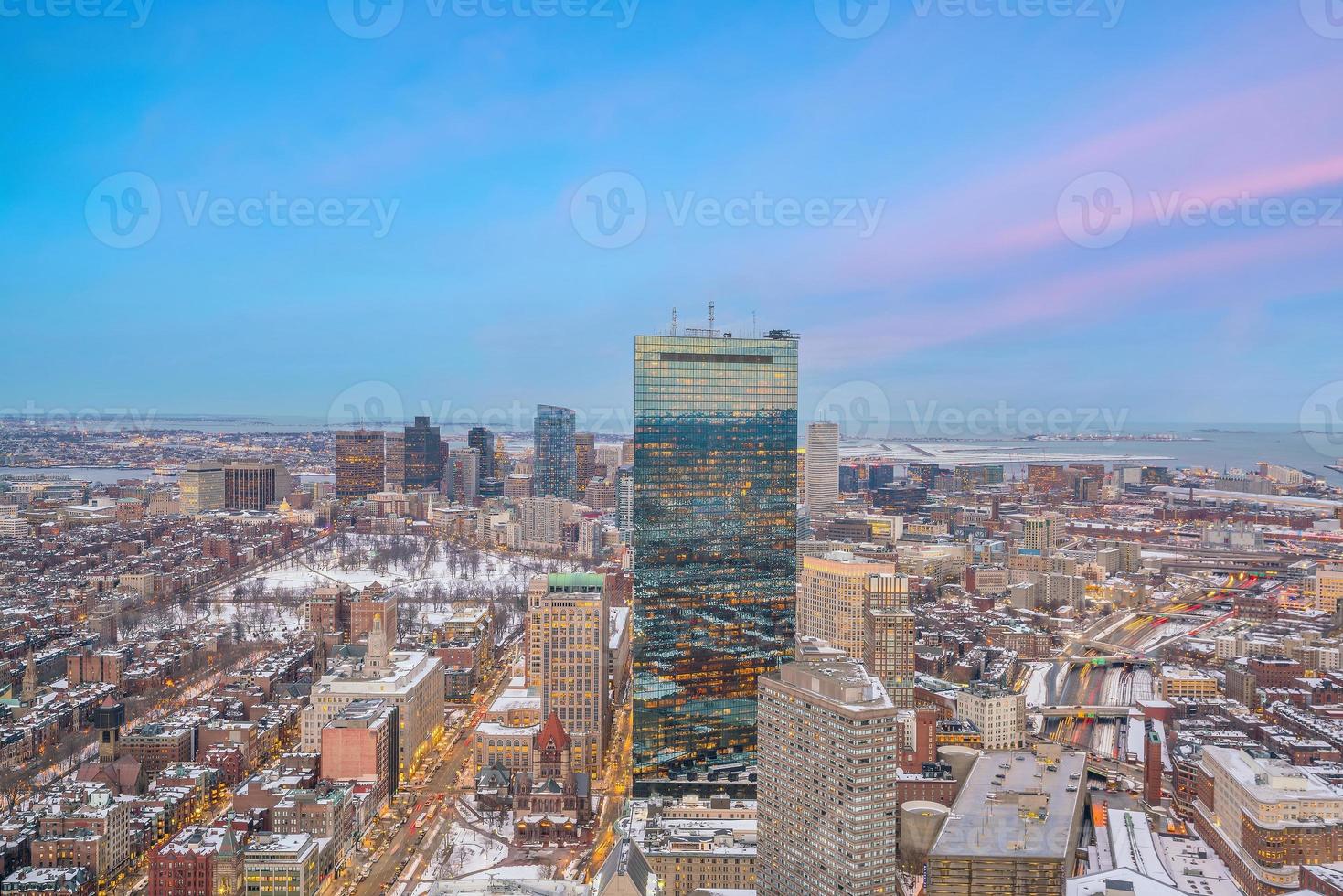luchtfoto van de skyline van boston en boston common park in massachusetts, vs in de winter foto