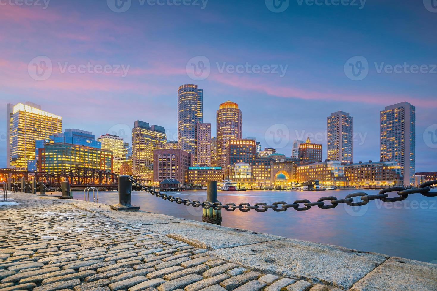 panoramisch uitzicht op de skyline van Boston met wolkenkrabbers over water bij schemering inusa foto