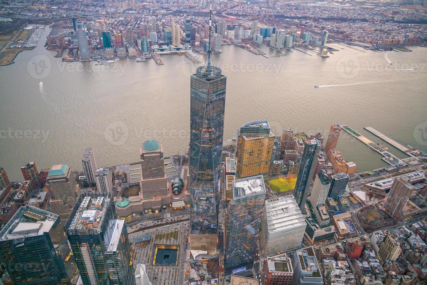 luchtfoto van de skyline van manhattan bij zonsondergang, new york city foto