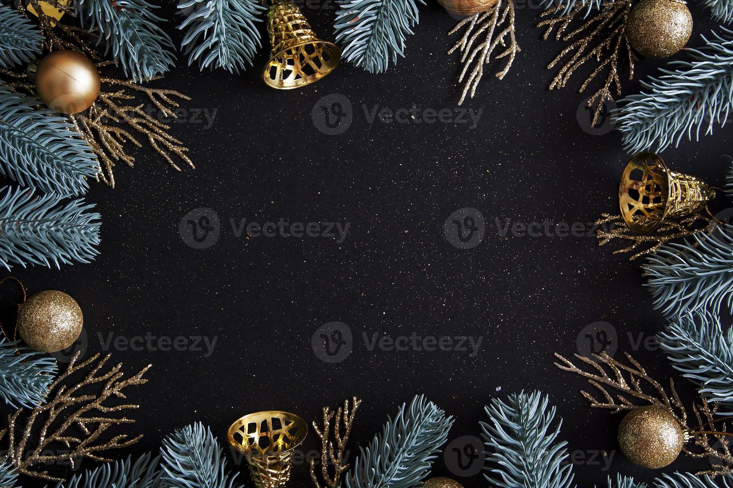 bovenaanzicht merry christmas zwarte achtergrond versierd met gelukkig nieuwjaar kerstboom takken en kerstballen met kopie ruimte. wintervakantiekaart decoratie feestelijk leuk concept, plat gelegd. foto