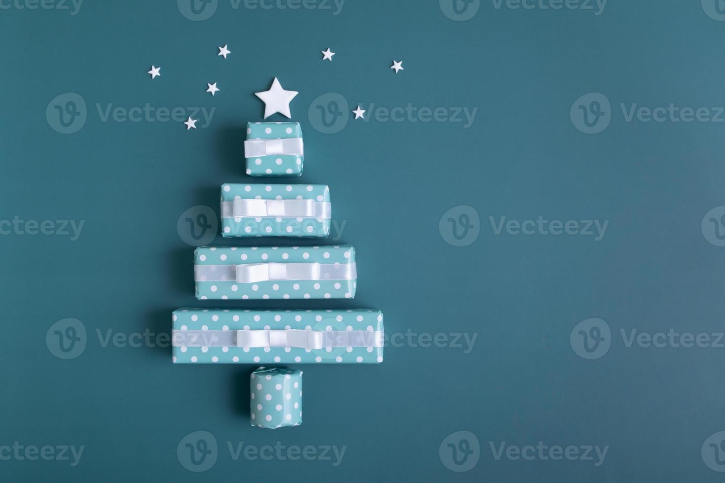 lege wenskaart met abstracte kerstboom gemaakt van geschenkdozen voor vrolijk kerstfeest en nieuwjaar foto