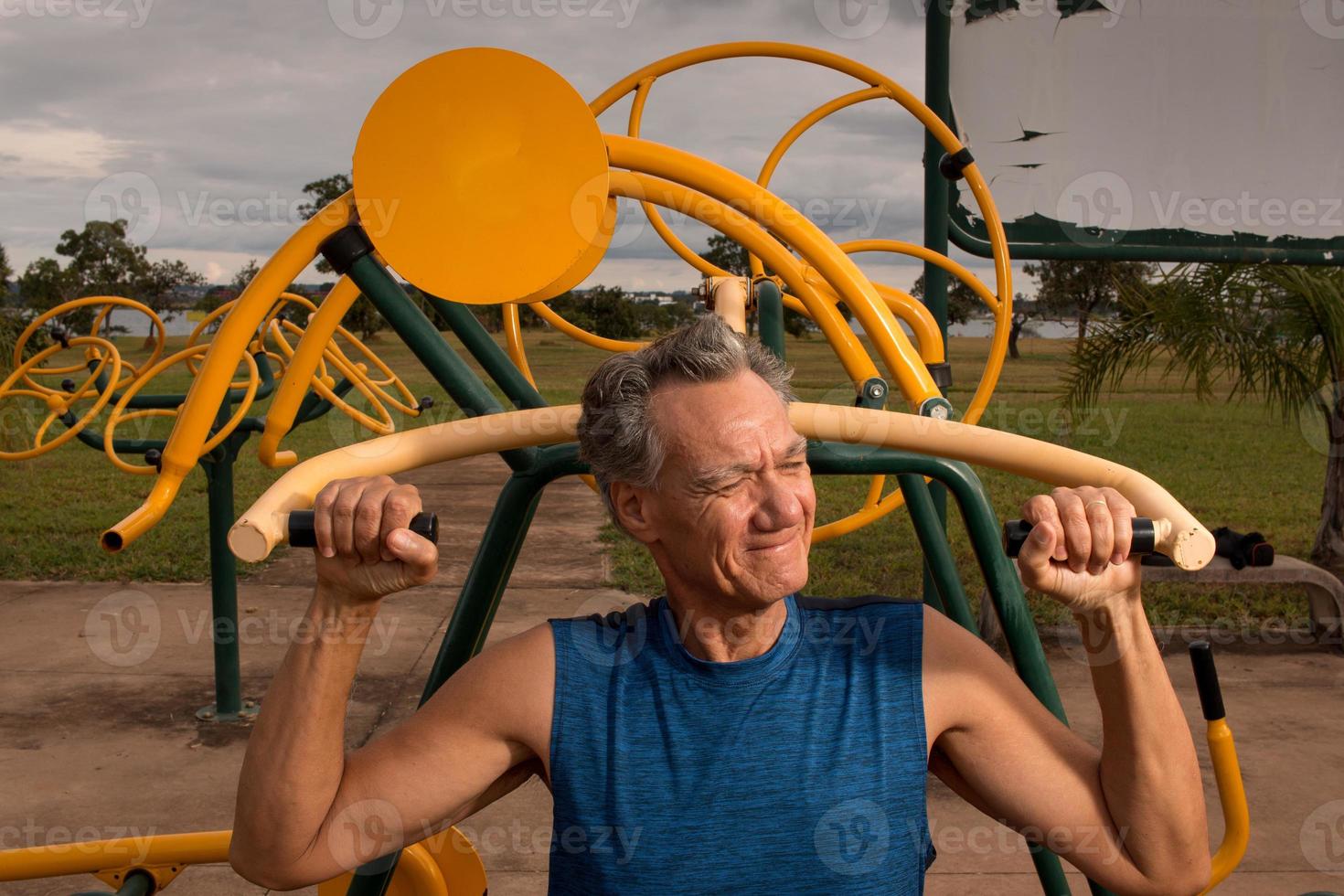 senior volwassen man aan het trainen in een openluchtfitnesspark in parque das garcas, brasilia foto