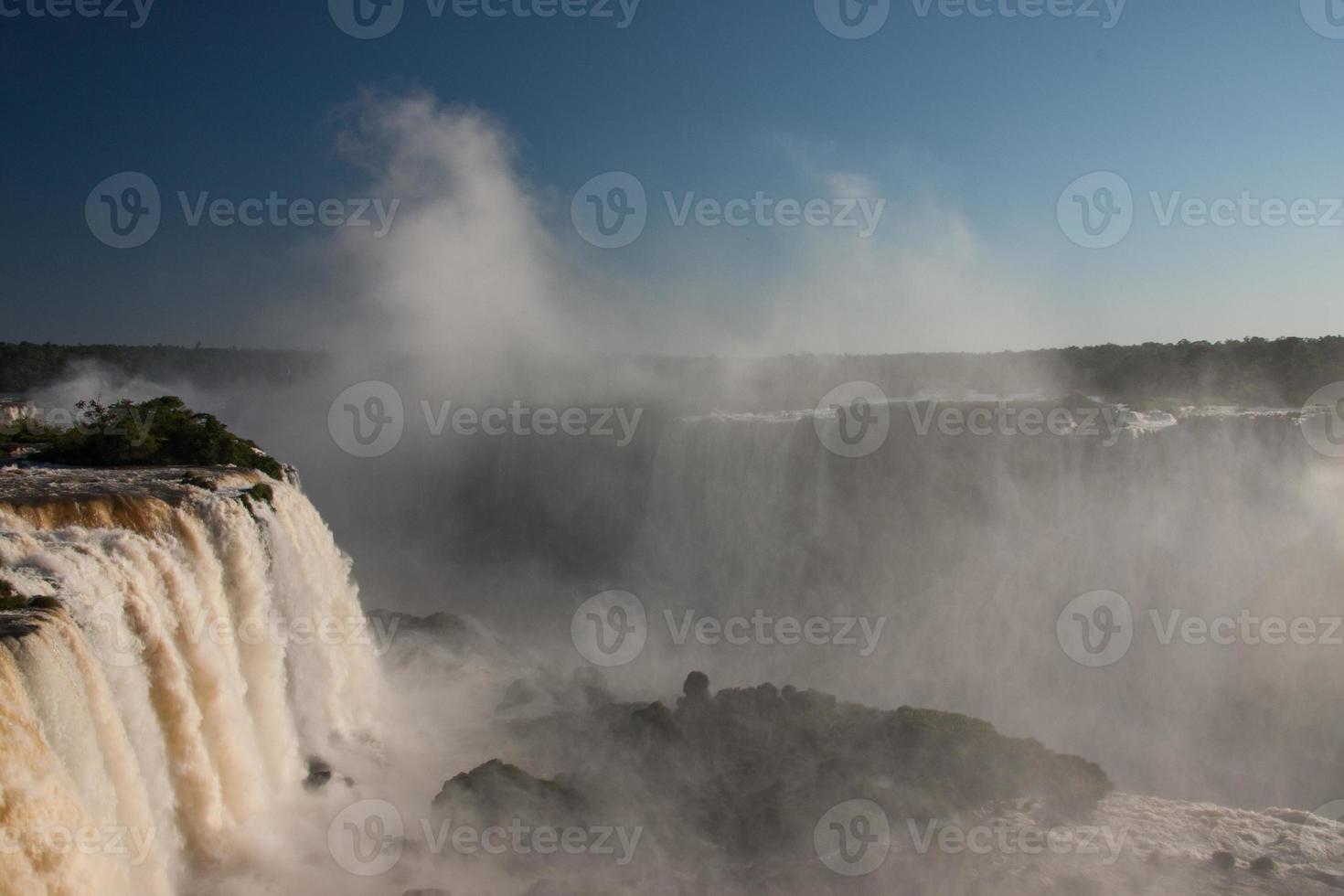 iguazu valt op de grens van brazilië en argentinië foto