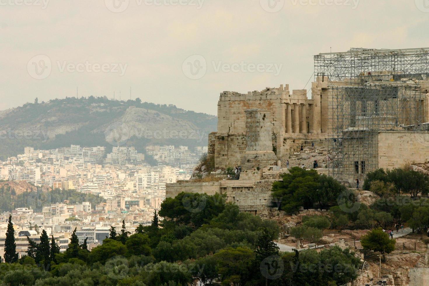 restauratie wordt uitgevoerd aan het parthenon bovenop de akropolis in Athene, griekenland foto