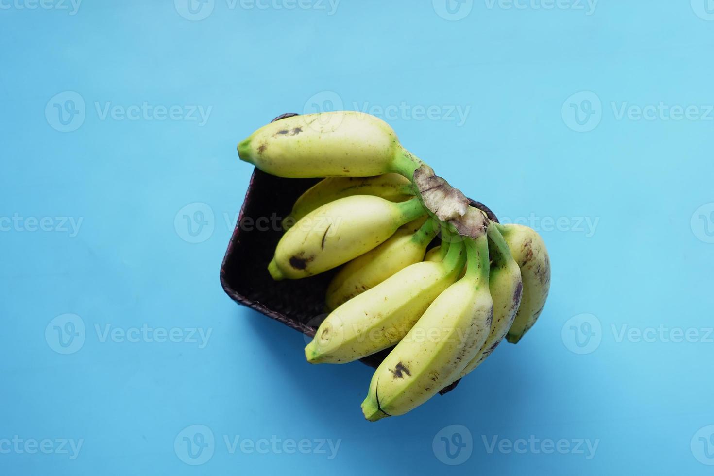 bovenaanzicht van verse banaan in een kom op tafel. foto
