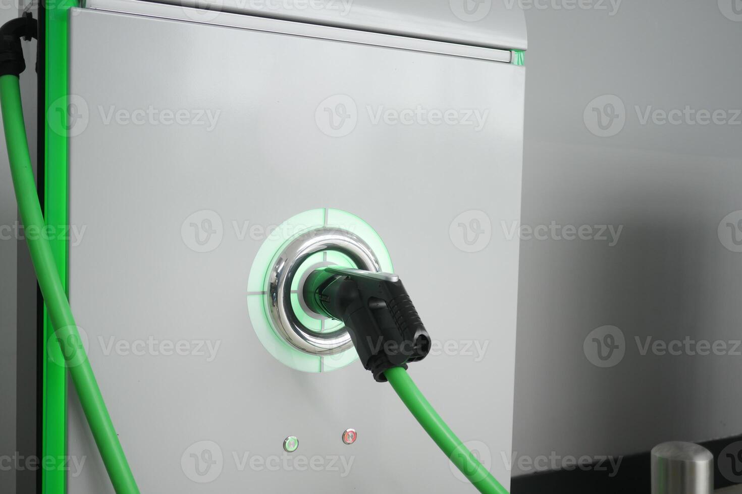 elektrisch voertuig wezen opgeladen Bij een opladen station foto