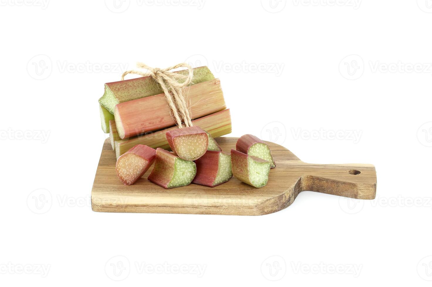 rabarber stengels van variërend kleuren Aan houten snijdend bord foto