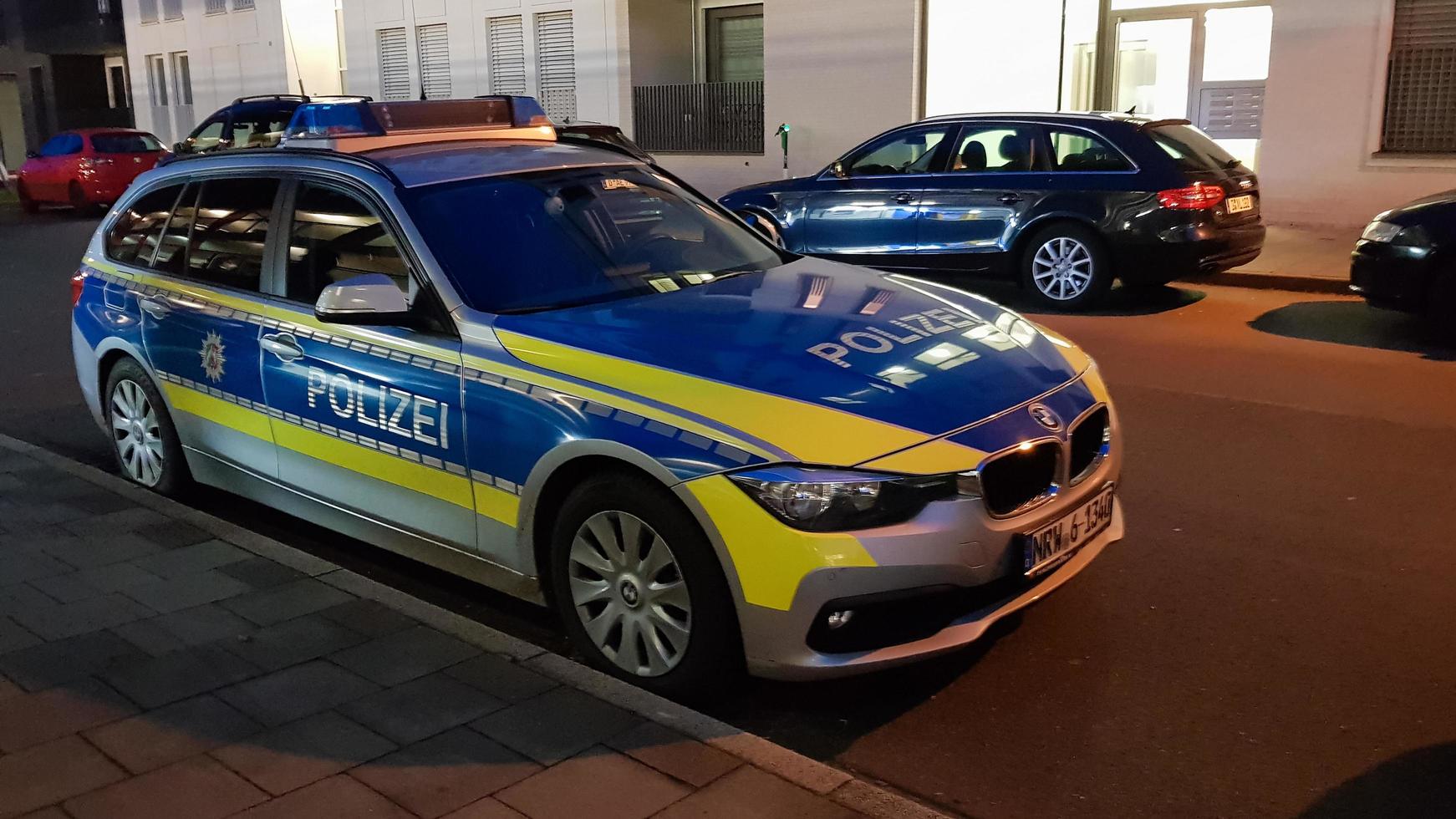 dusseldorf, duitsland - 16 februari 2020. duitse bmw f31 politieauto die 's nachts door de 3e lijn rijdt op een stadsstraat. een Duitse politieauto geparkeerd op een straat in Dusseldorf, Duitsland foto