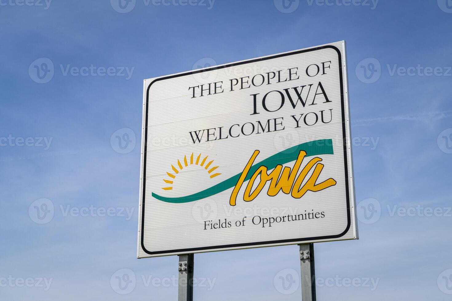 Iowa Welkom langs de weg teken tegen blauw lucht Bij staat grens met missouri, reizen concept foto
